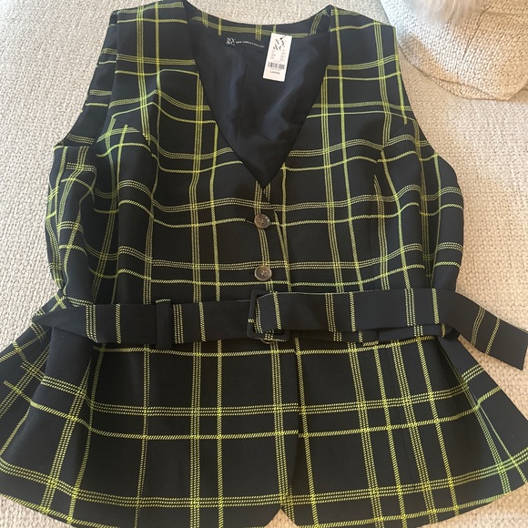 Never worn attire - Picture 1 of 3
